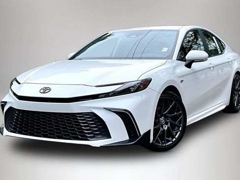 Used 2025 Toyota Camry SE FWD image 1