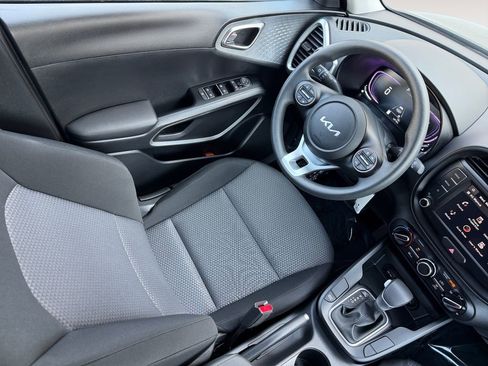 Used 2025 Kia Soul LX w/ LX Technology Package FWD image 15