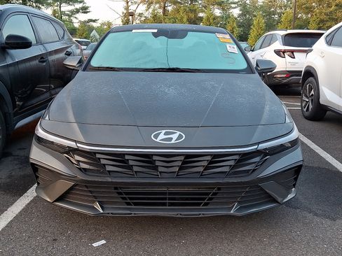 Used 2025 Hyundai Elantra SE FWD image 3