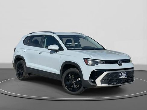 New 2026 Volkswagen Taos SE image 1