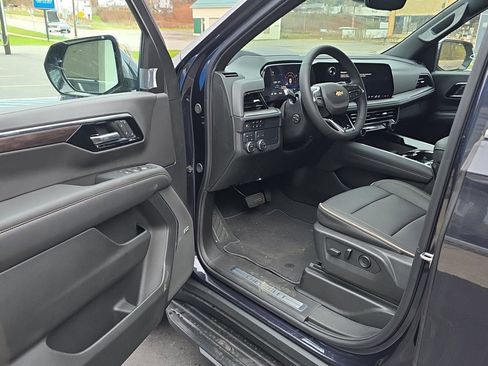 New 2025 Chevrolet Suburban Premier image 13