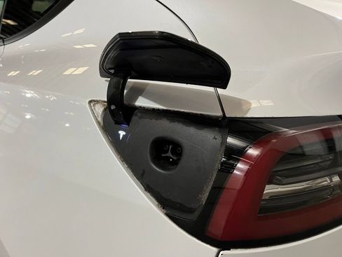 Used 2022 Tesla Model Y Long Range image 17