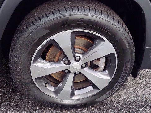 Certified 2019 Jeep Cherokee Limited image 9