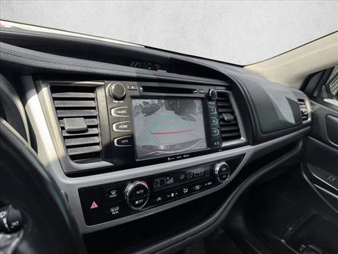 Certified 2018 Toyota Highlander SE w/ Carpet Mat Package (TMS) AWD/4WD image 14