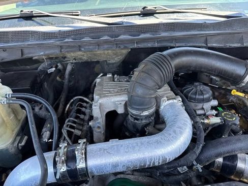 Used 2018 Nissan Titan SV AWD/4WD image 6
