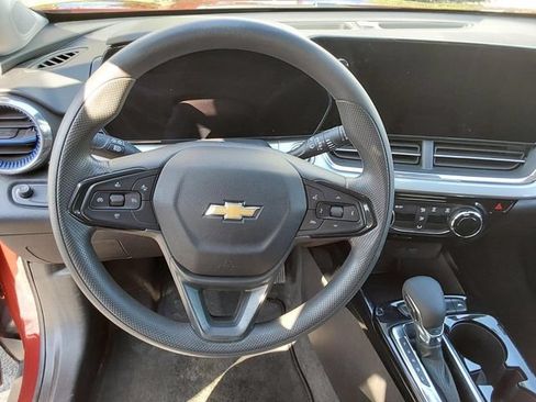 Used 2025 Chevrolet Trax LT FWD image 21