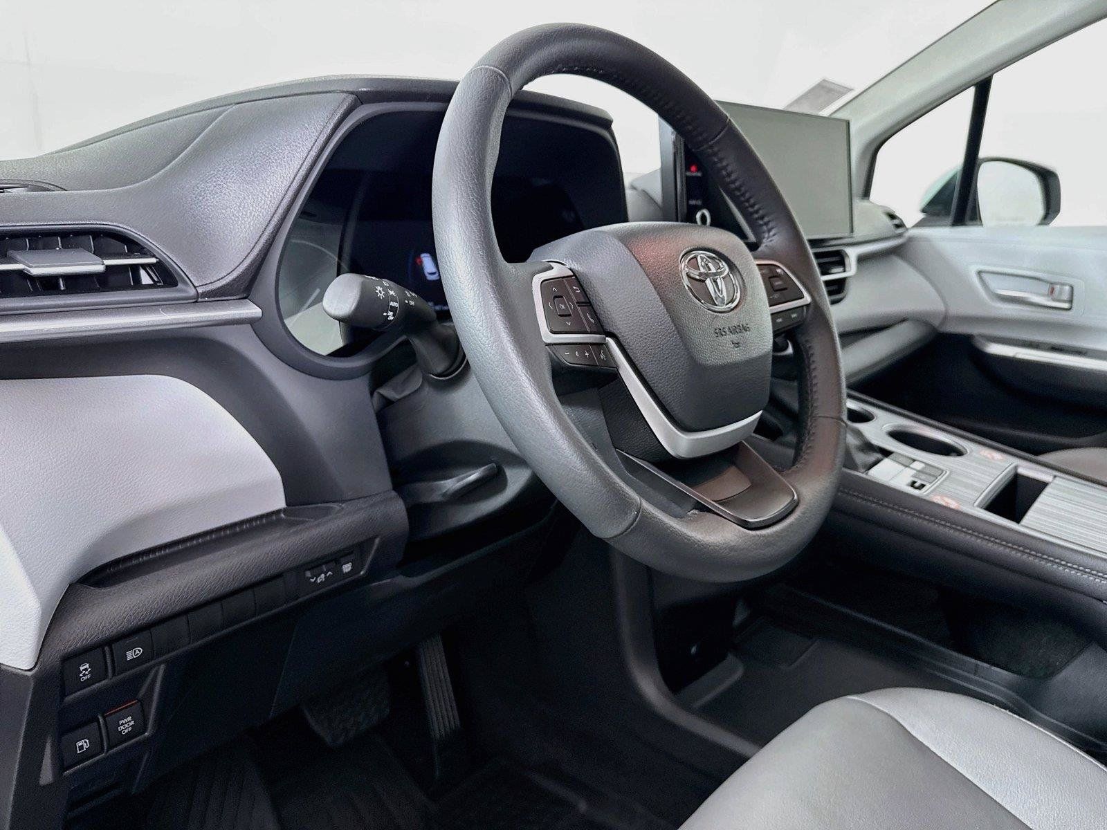 Certified 2026 Toyota Sienna XLE FWD image 4