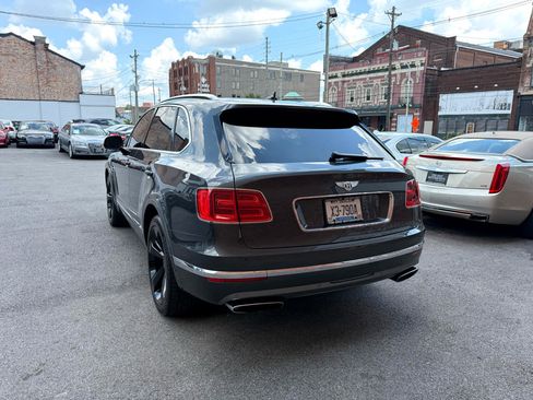 Used 2018 Bentley Bentayga Onyx Edition image 4