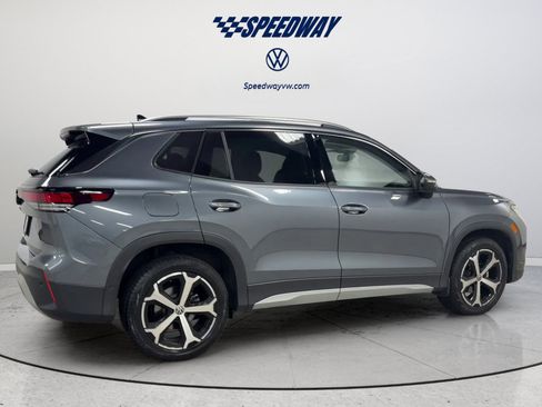Certified 2025 Volkswagen Tiguan SE FWD image 5
