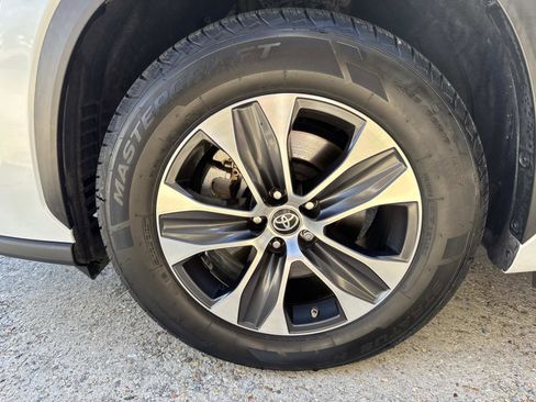 Used 2022 Toyota Highlander XLE image 4