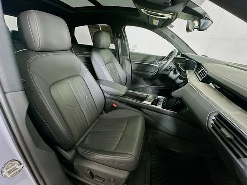 Used 2023 Audi e-tron Premium Plus w/ Premium Plus Package AWD/4WD image 30
