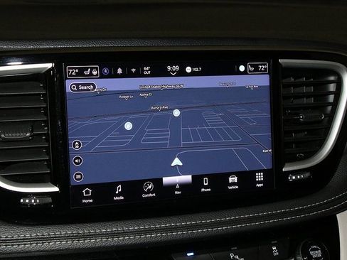 Used 2024 Chrysler Pacifica Select image 21