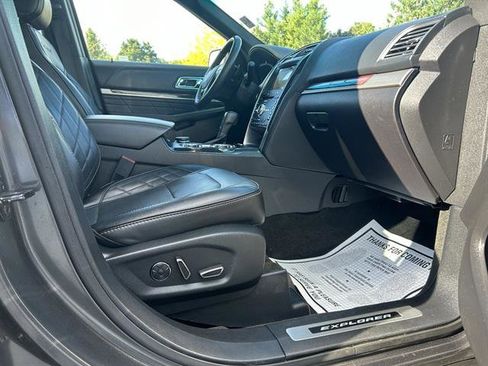 Used 2017 Ford Explorer Platinum image 40
