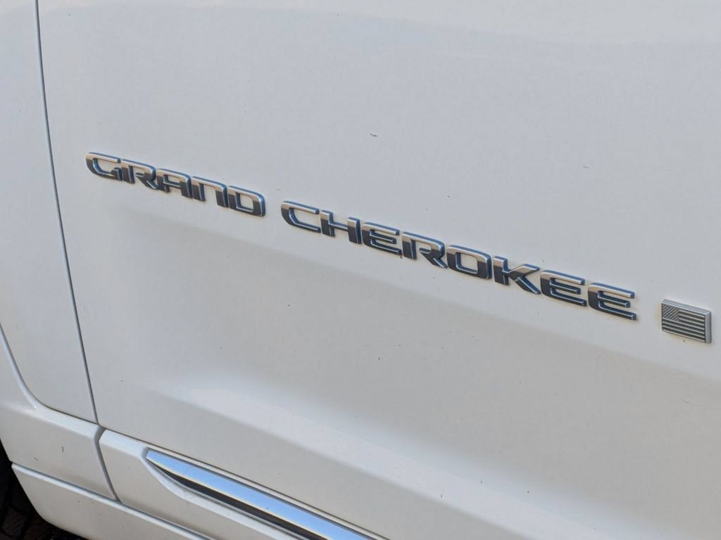Used 2023 Jeep Grand Cherokee Summit AWD/4WD image 11