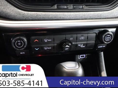 Used 2025 Jeep Compass Latitude image 21