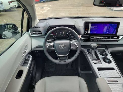 Used 2025 Toyota Sienna XLE FWD image 14