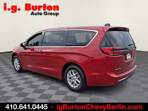 Used 2025 Chrysler Pacifica Select FWD image 4