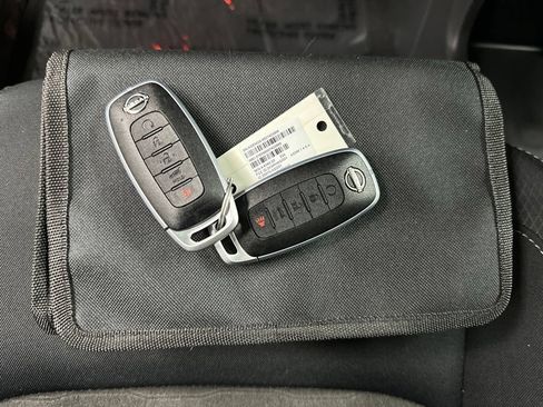 Used 2025 Nissan Pathfinder SV AWD/4WD image 42