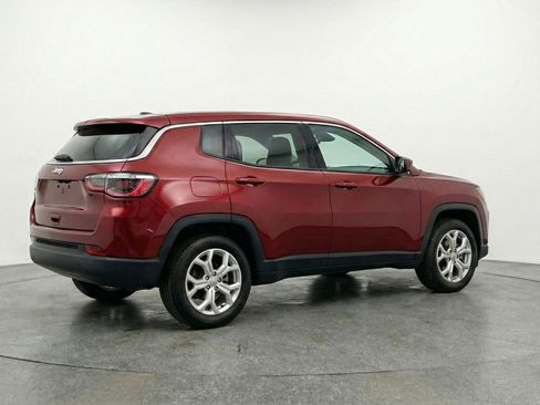 Used 2025 Jeep Compass Latitude AWD/4WD image 9