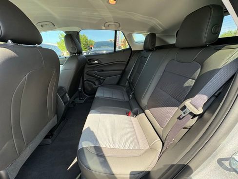 Used 2025 Chevrolet Trax LT w/ LT Convenience Package FWD image 14