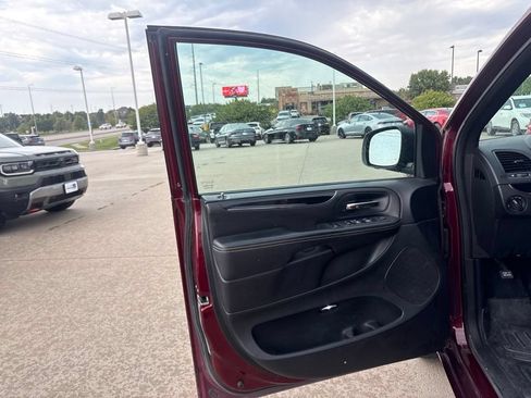 Used 2017 Dodge Grand Caravan SE FWD image 9