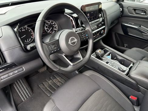 Used 2025 Nissan Pathfinder SV image 10