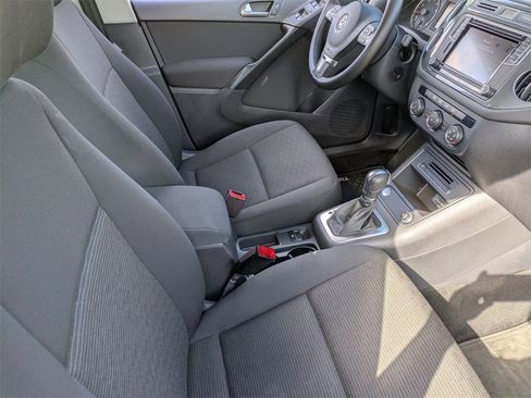 Used 2017 Volkswagen Tiguan S image 36