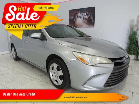 Used 2017 Toyota Camry LE FWD image 1
