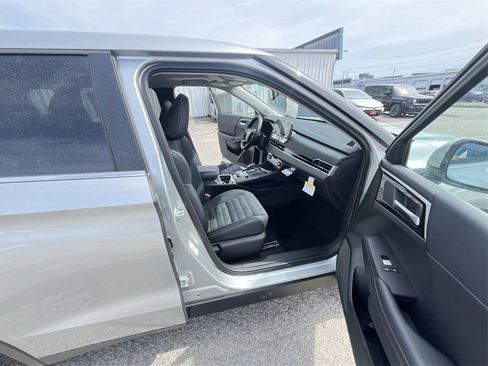 New 2025 Mitsubishi Outlander SE image 25