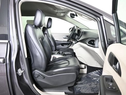 Used 2022 Chrysler Pacifica Touring-L FWD image 13