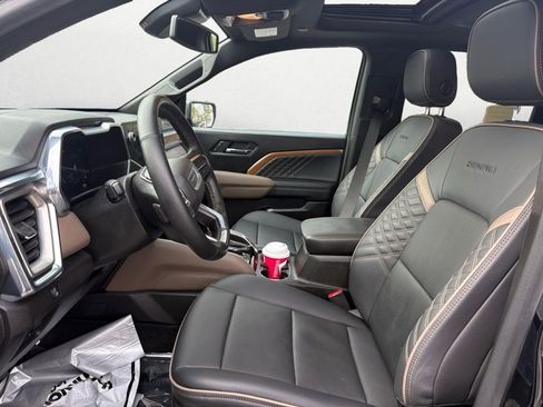 Used 2024 GMC Canyon Denali image 12