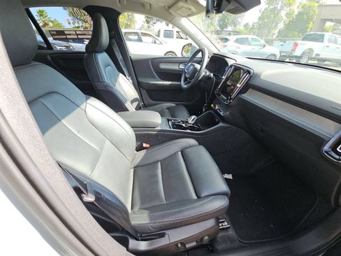 Used 2025 Volvo XC40 B5 Plus AWD/4WD image 7