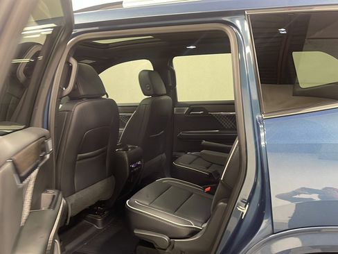 Used 2025 GMC Acadia Denali w/ Super Cruise Package FWD image 16