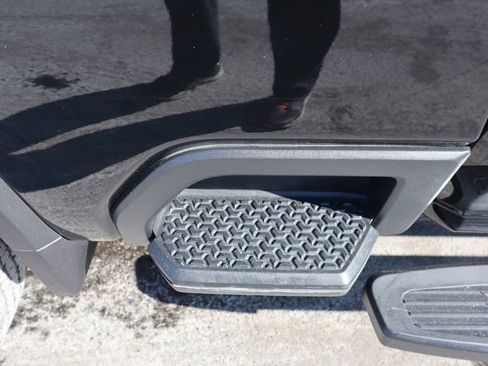 Used 2025 Chevrolet Silverado 2500 LT w/ Convenience Package image 36