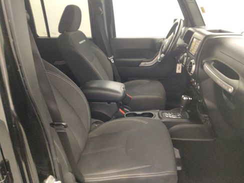 Used 2015 Jeep Wrangler Unlimited Rubicon w/ Connectivity Group AWD/4WD image 21
