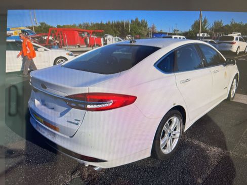 Used 2018 Ford Fusion SE w/ Equipment Group 602A FWD image 2