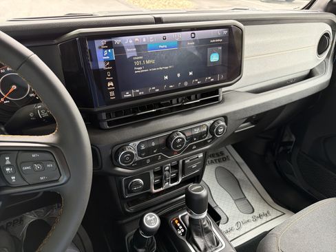 Used 2024 Jeep Gladiator Sport AWD/4WD image 22