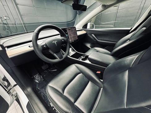 Used 2021 Tesla Model Y Long Range AWD/4WD image 17