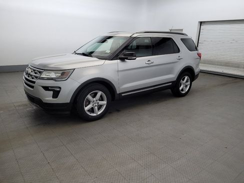 Used 2018 Ford Explorer XLT w/ Equipment Group 202A FWD image 2