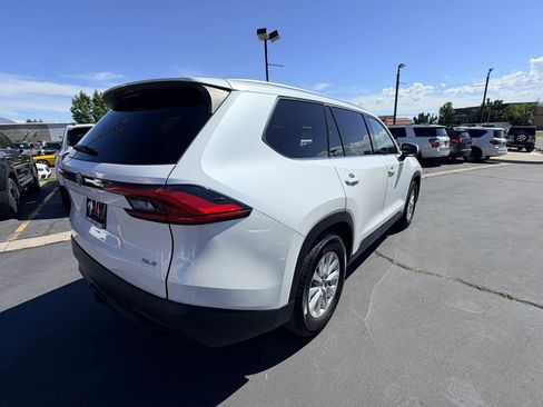Used 2024 Toyota Grand Highlander AWD image 4