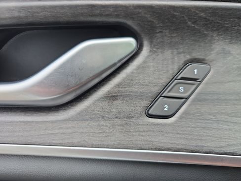 Used 2024 Jeep Grand Cherokee Limited w/ Luxury Tech Group II image 23