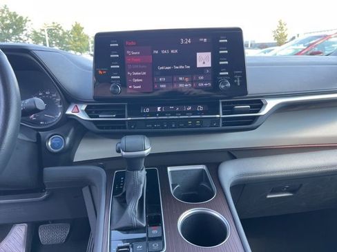 Used 2024 Toyota Sienna XLE image 18