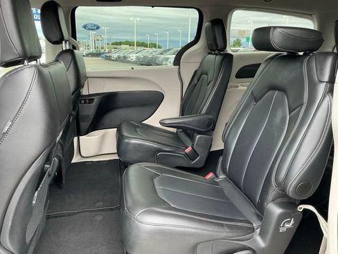Used 2024 Chrysler Pacifica Touring-L FWD image 14