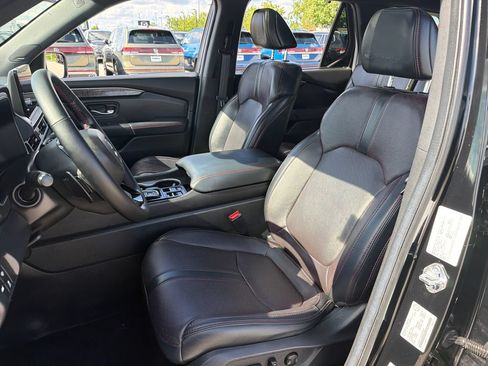 Used 2025 Honda Pilot Black Edition image 7