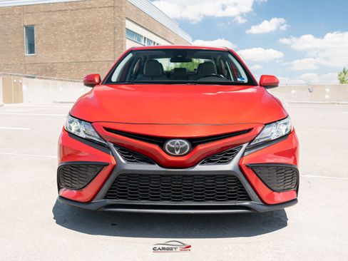 Used 2020 Toyota Camry SE FWD image 2