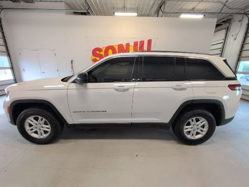 Used 2023 Jeep Grand Cherokee Laredo AWD/4WD image 2