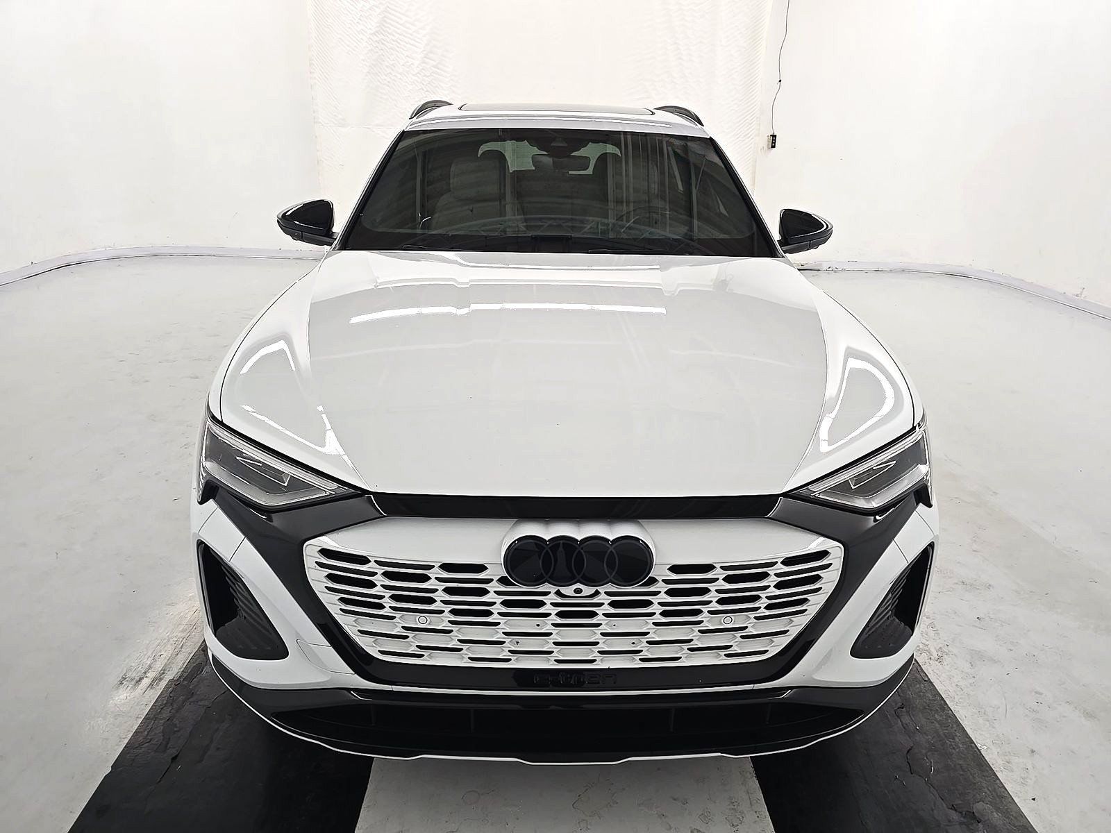 Used 2024 Audi Q8 e-tron Prestige w/ Prestige Package AWD/4WD image 2