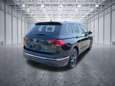 Used 2023 Volkswagen Tiguan SE w/ Panoramic Sunroof Package FWD image 7