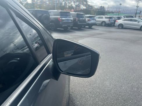 Used 2025 Nissan Versa SR w/ Trunk Package image 7