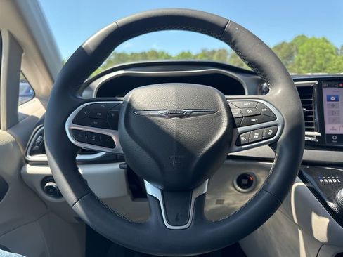 Used 2023 Chrysler Pacifica Touring-L image 13